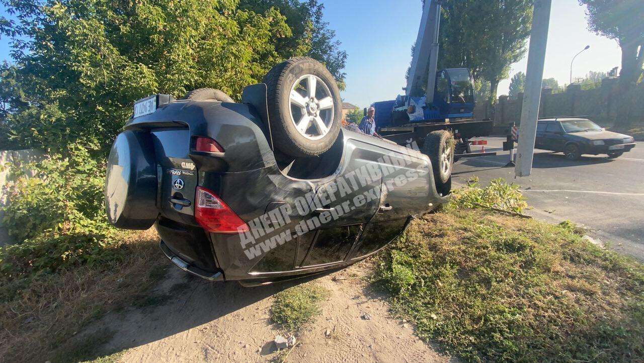 В Днепре на Криворожской автомобиль Toyota RAV-4 снес столб и перевернулся:  пострадала девушка (фото)