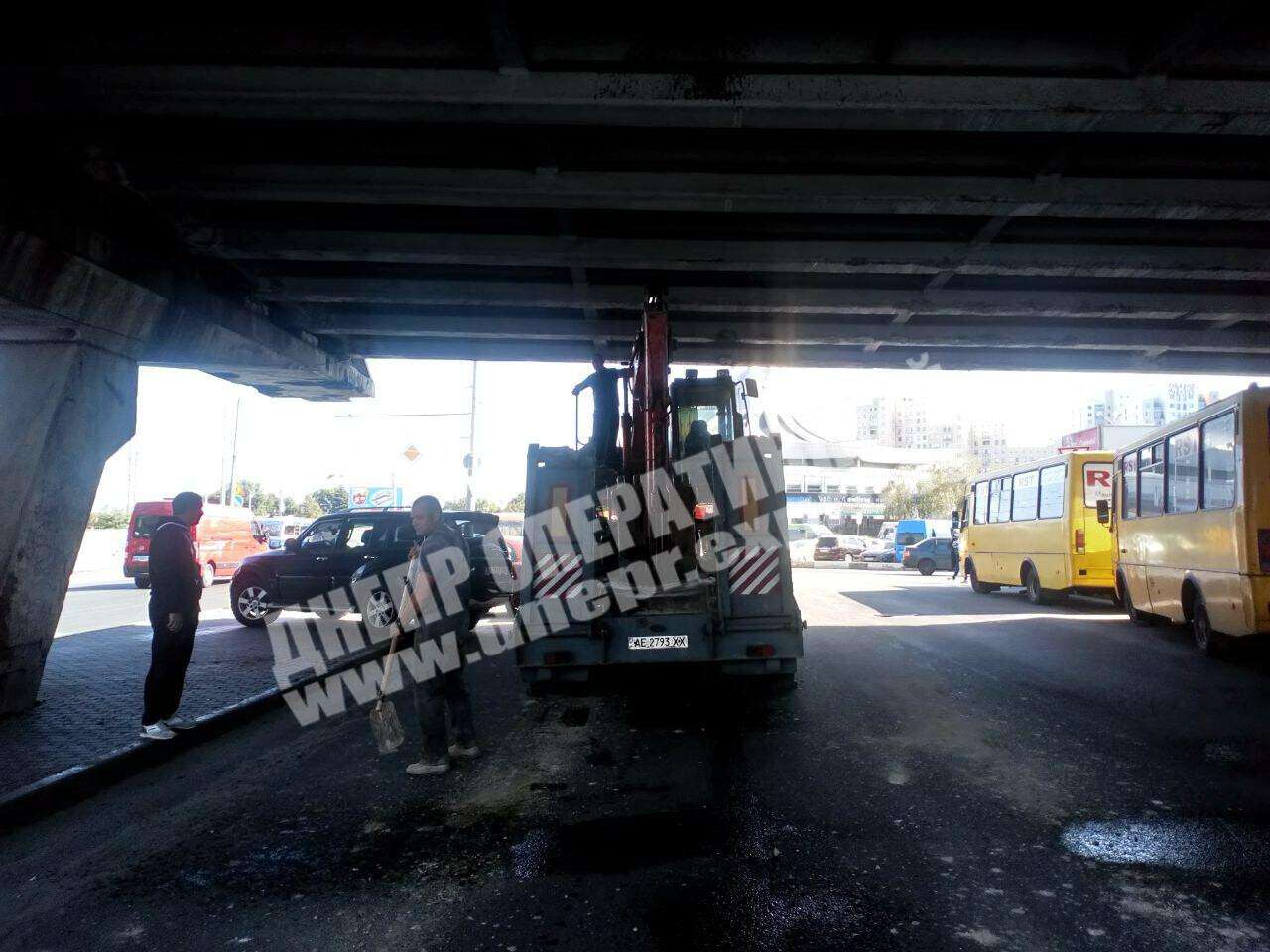 "Не вписался": в Днепре под Новым мостом застрял экскаватор 