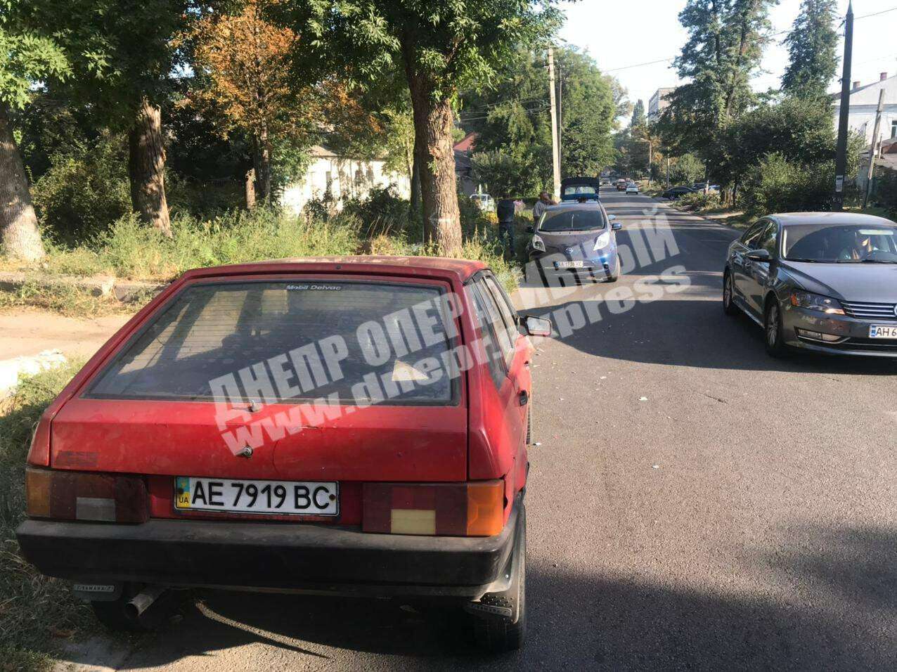 В Днепре на улице Надежды Алексеенко "ВАЗ" врезался в Nissan: фото