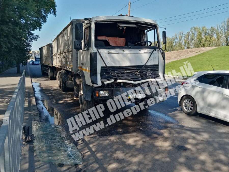 В Днепре на Набережной Победы столкнулись два грузовика: видео момента ДТП. Новости Днепра