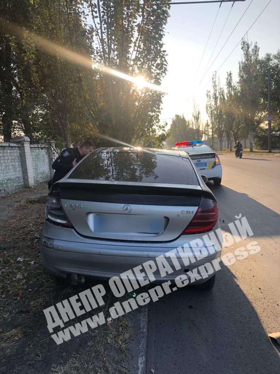 В Днепре на улице Каштановая сегодня, 21 сентября, легковой автомобиль Mercedes врезался в дерево. Новости Днепра