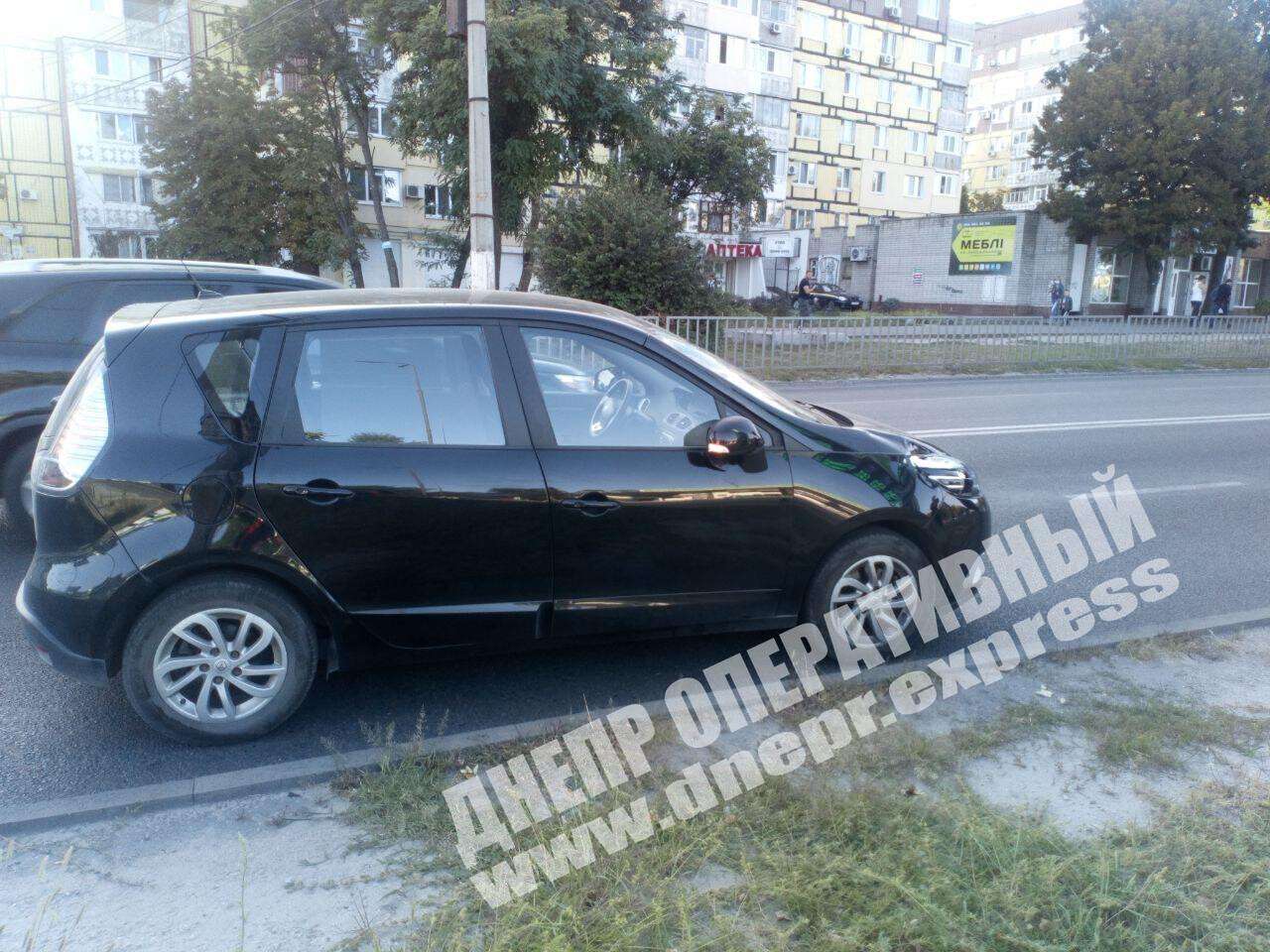 В Днепре на улице Марии Лисиченко сегодня, 21 сентября около 15:30 легковой автомобиль Renault Scenic сбил мужчину, который шел по пешеходному переходу. Новости Днепра