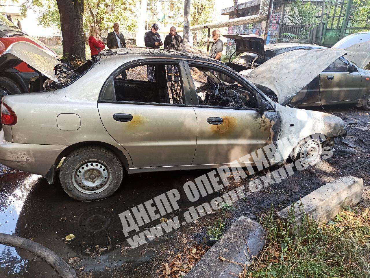 В Днепре на улице Новокрымской сегодня, 21 сентября, загорелись два легковых автомобиля Daewoo Lanos. Новости Днепра