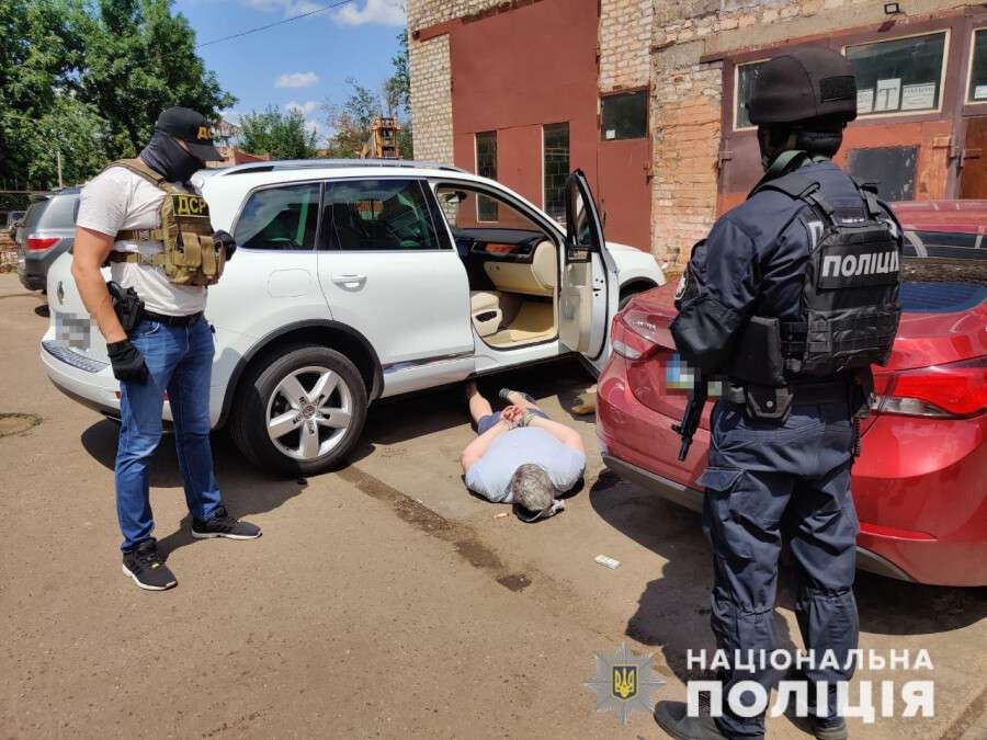 На Днепропетровщине депутат и полицейский "выбивали" несуществующие долги с граждан