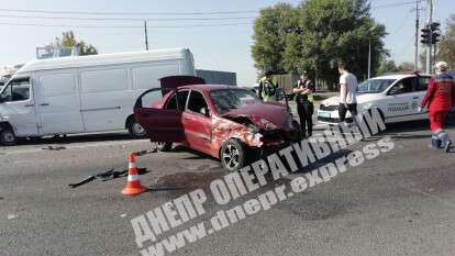 В Днепре на Аэропортовской произошло тройное ДТП: двоих мужчин забрала скорая. Видео момента аварии. Новости Днепра