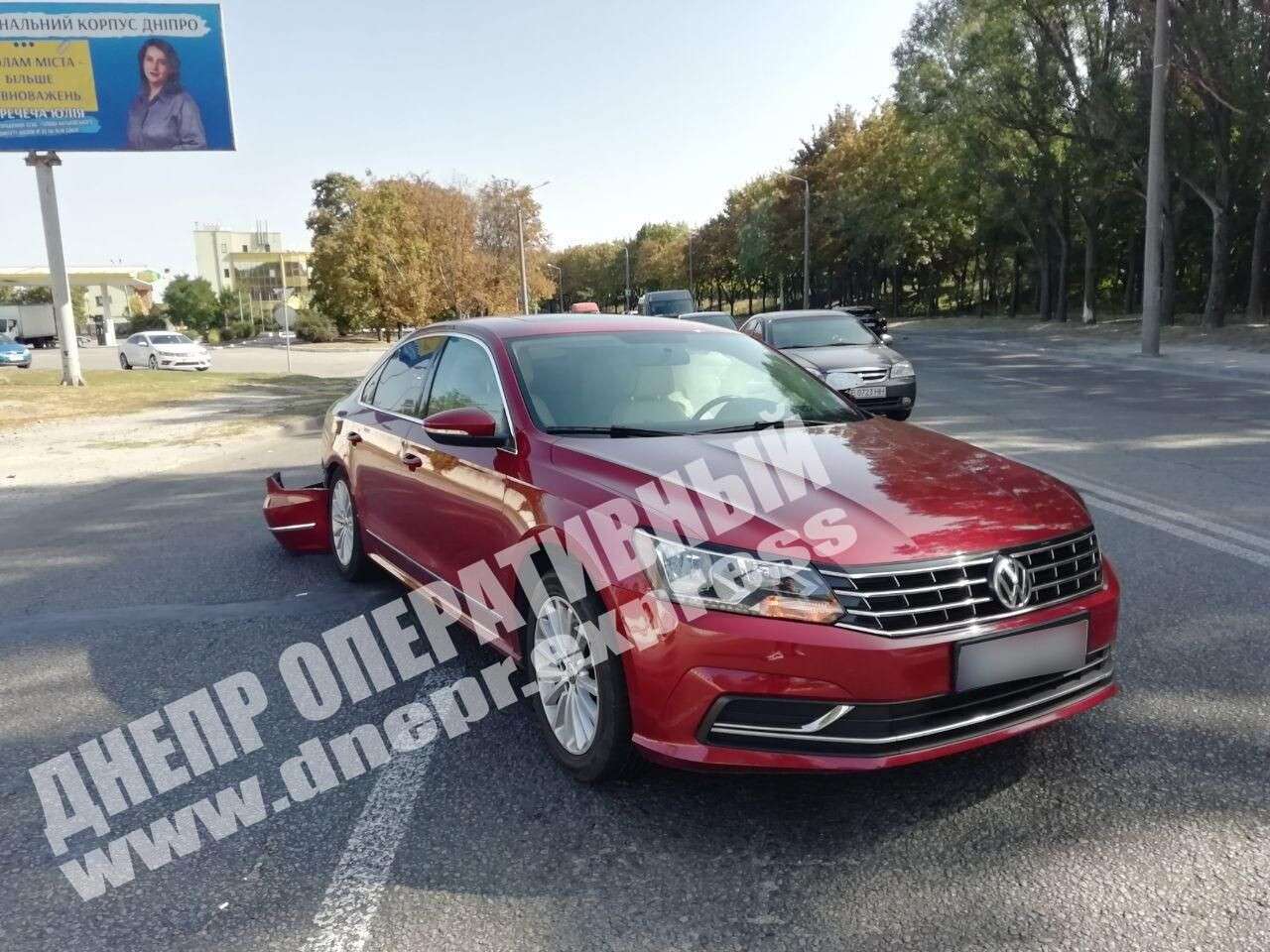 В Днепре на улице Космическая сегодня, 22 сентября, автомобиль Daewoo Lanos врезался в автомобиль Volkswagen. Новости Днепра