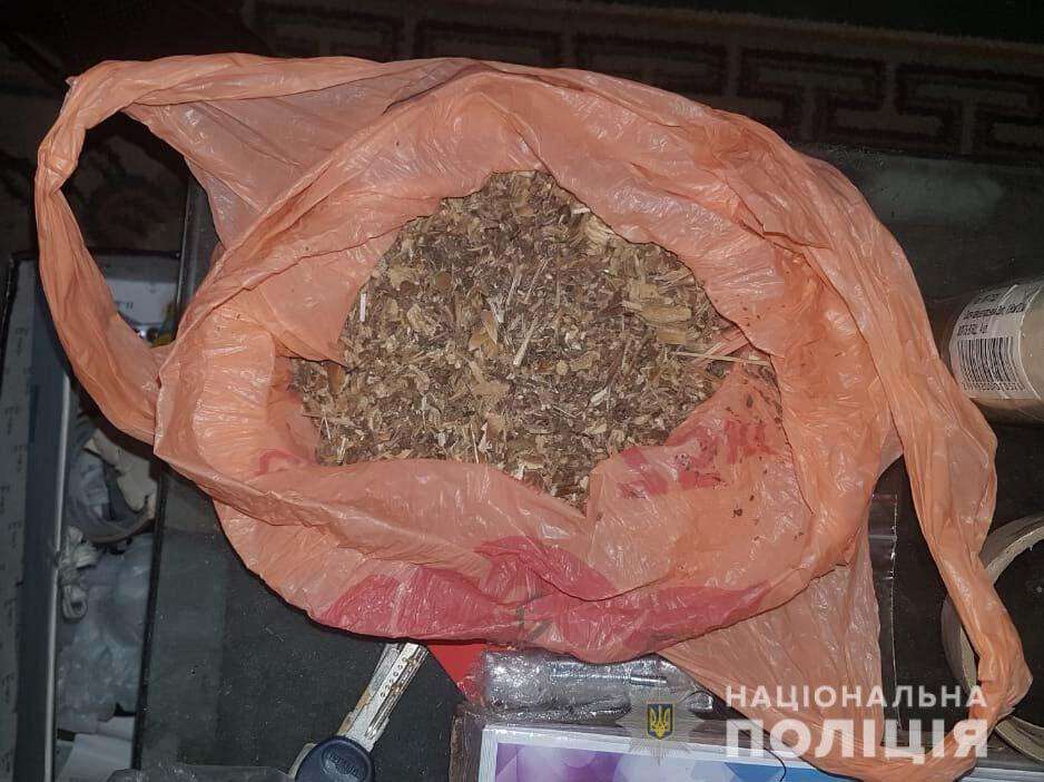 Под Днепром 44-летний мужчина хранил дома крупную партию наркотиков. Новости Днепра
