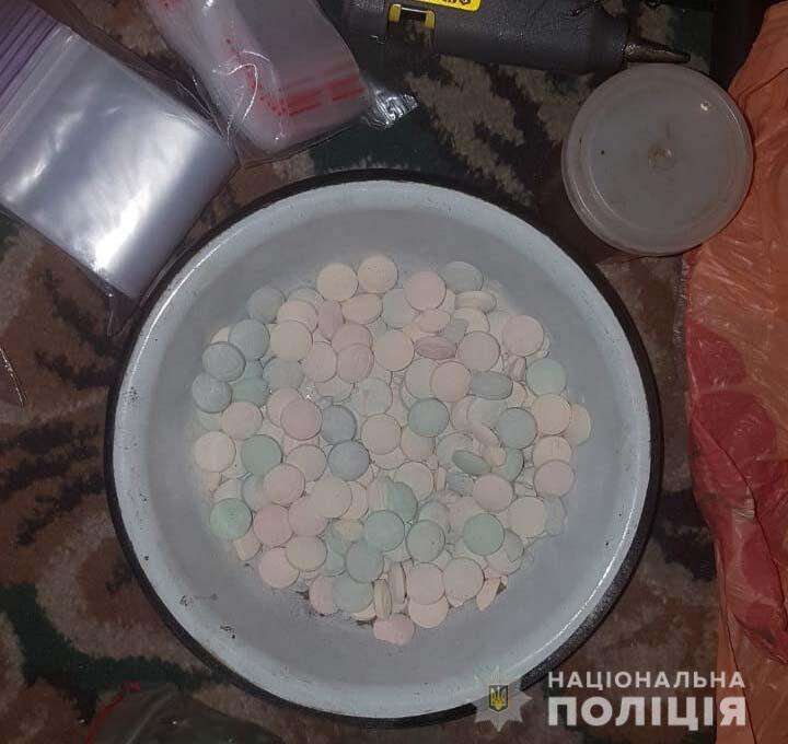 Под Днепром 44-летний мужчина хранил дома крупную партию наркотиков. Новости Днепра
