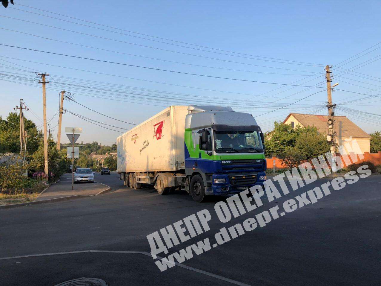 В Днепре, в поселке Мирный, сегодня, 22 сентября, грузовой автомобиль DAF врезался в легковой автомобиль Daewoo Matiz. Новости Днепра