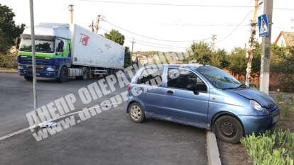 В Днепре фура врезалась в Daewoo Matiz: женщину и ребенка госпитализировали. Фото. Новости Днепра