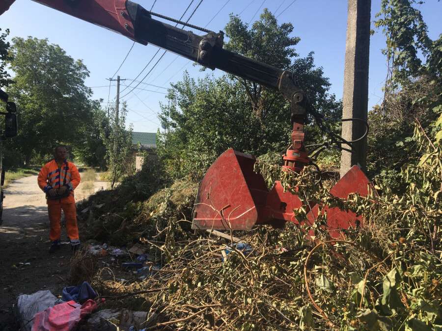 В Шевченковском районе Днепра коммунальщики продолжают бороться со стихийными свалками