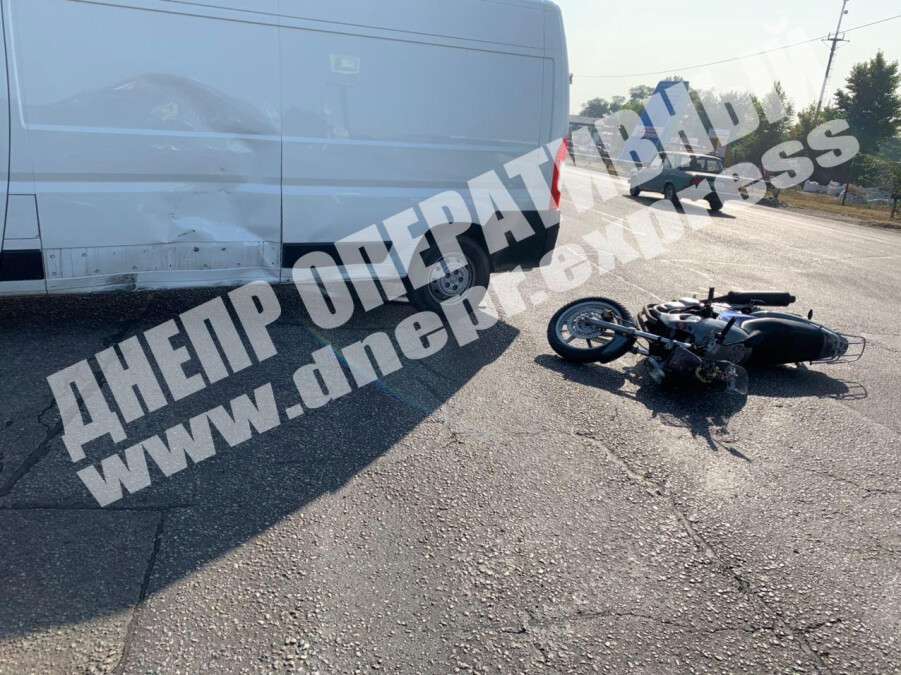 В Днепре на Полтавском шоссе мотоциклист "влетел" в микроавтобус.Видео момента ДТП. Новости Днепра