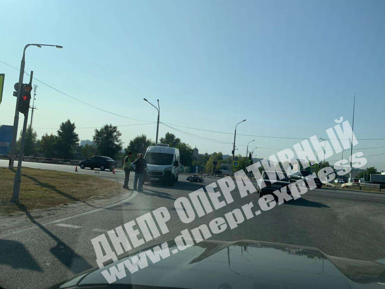 В Днепре на Полтавском шоссе мотоциклист на скорости врезался в микроавтобус Peugeot. Видео момента ДТП. Новости Днепра