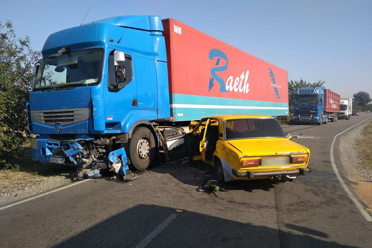 В Петриковском районе Днепропетровской области сегодня, 23 сентября, произошло серьезное ДТП: автомобиль ВАЗ-2106 врезался в грузовой автомобиль Renaul. Новости Днепра