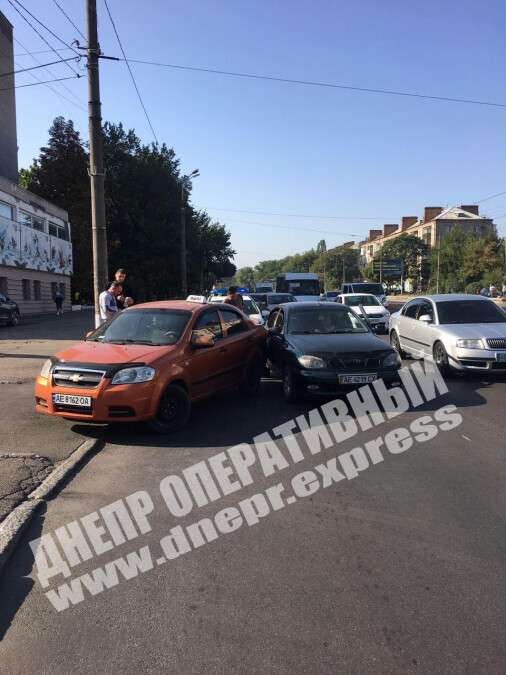 В Днепре на пр. Богдана Хмельницкого Chevrolet столкнулся с Daewoo, фото. Новости Днепра