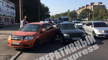 В Днепре на пр. Богдана Хмельницкого Chevrolet столкнулся с Daewoo, фото. Новости Днепра