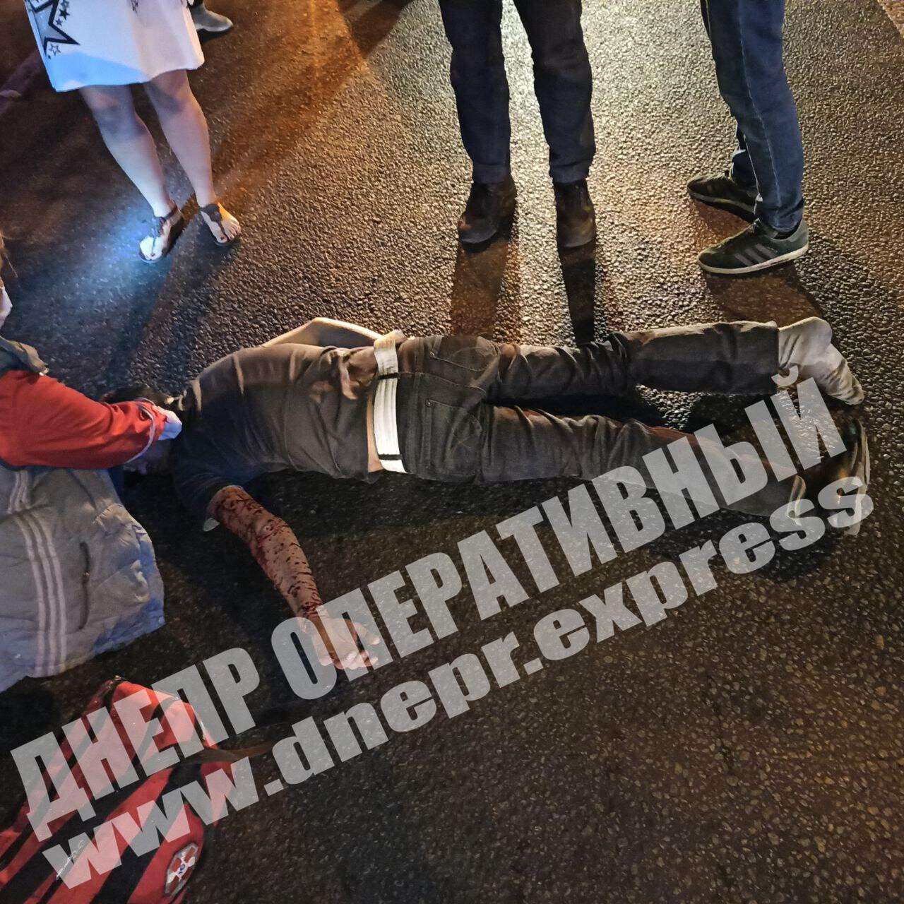 В Днепре на улице Сичеславской Набережной сегодня, 24 сентября, ночью мужчина попал под колеса легкового автомобиля Chevrolet Evanda. Новости Днепра