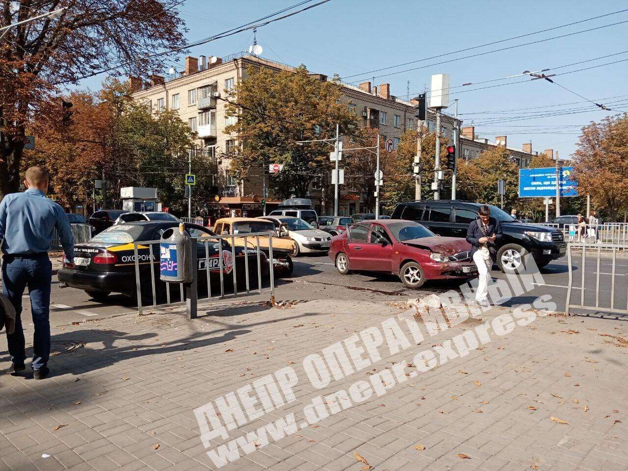В Днепре на улице Титова сегодня, 24 сентября, автомобиль ВАЗ-2101 (Жигули) врезался в Daewoo Lanos. Новости Днепра