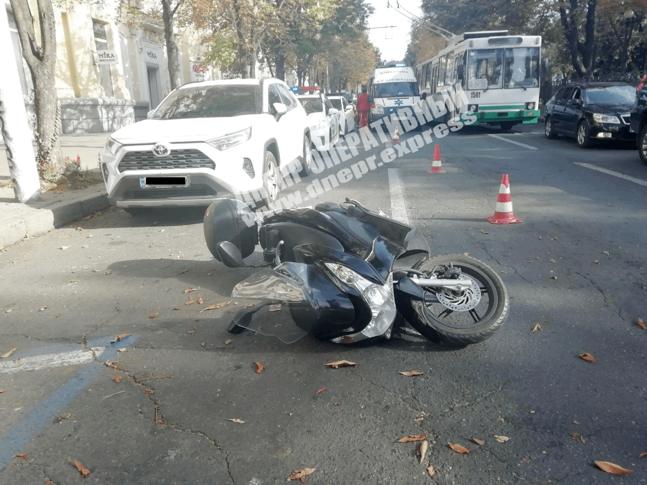 В Днепра на Дмитрия Яворницкого скутер влетел в открытую дверь Toyota. Новости Днепра
