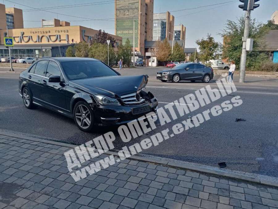 В Днепре на Маршала Малиновского Mercedes врезался в Mazda: видео момента ДТП. Новости Днепра