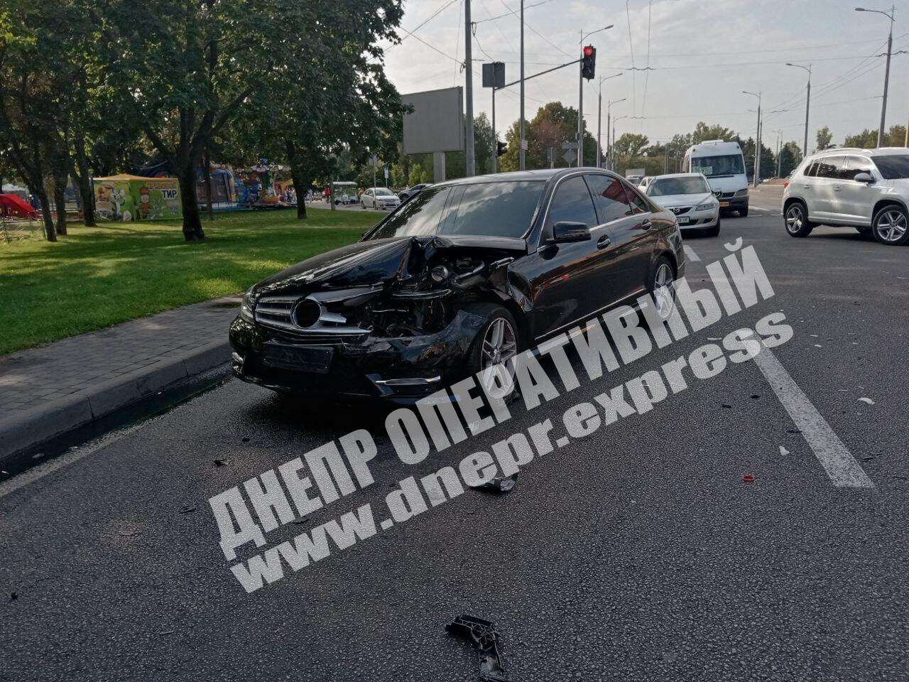 В Днепре на улице Маршала Малиновского сегодня, 24 сентября, произошло ДТП с участием двух иномарок: Mercedes и Mazda, появилось видео момента аварии. Новости Днепра