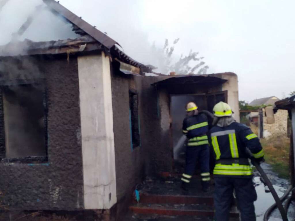 Под Днепром горел дом: пожар сильно повредил жилище и уничтожил имущество (фото)