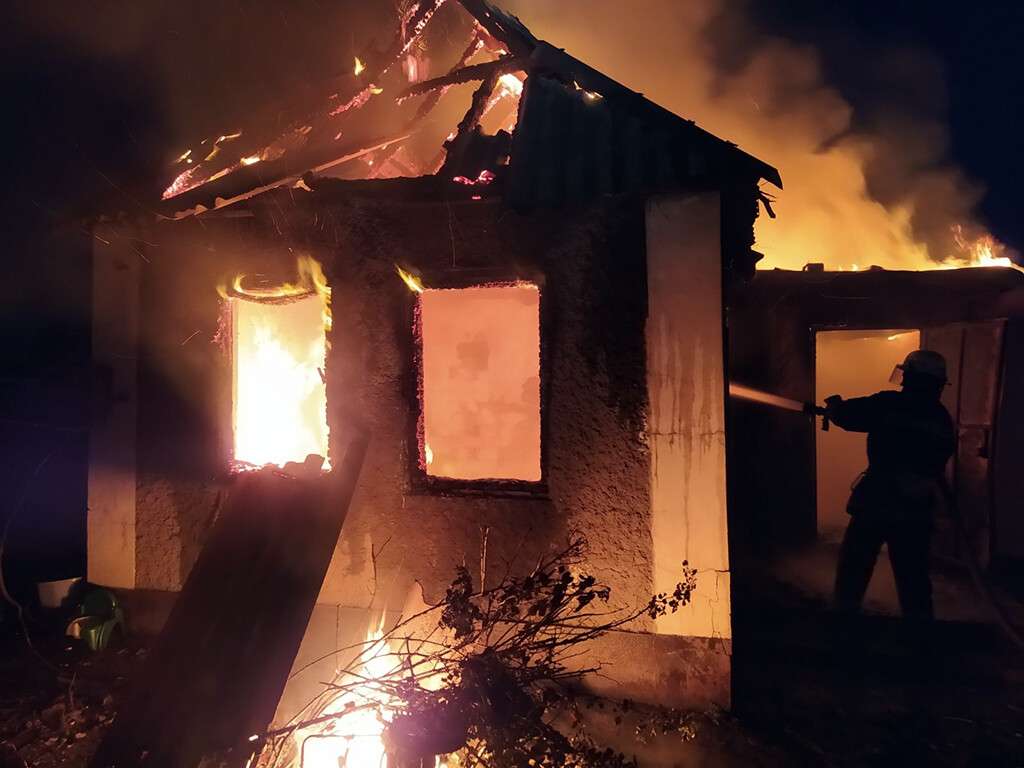 Под Днепром горел дом: пожар сильно повредил жилище и уничтожил имущество (фото)