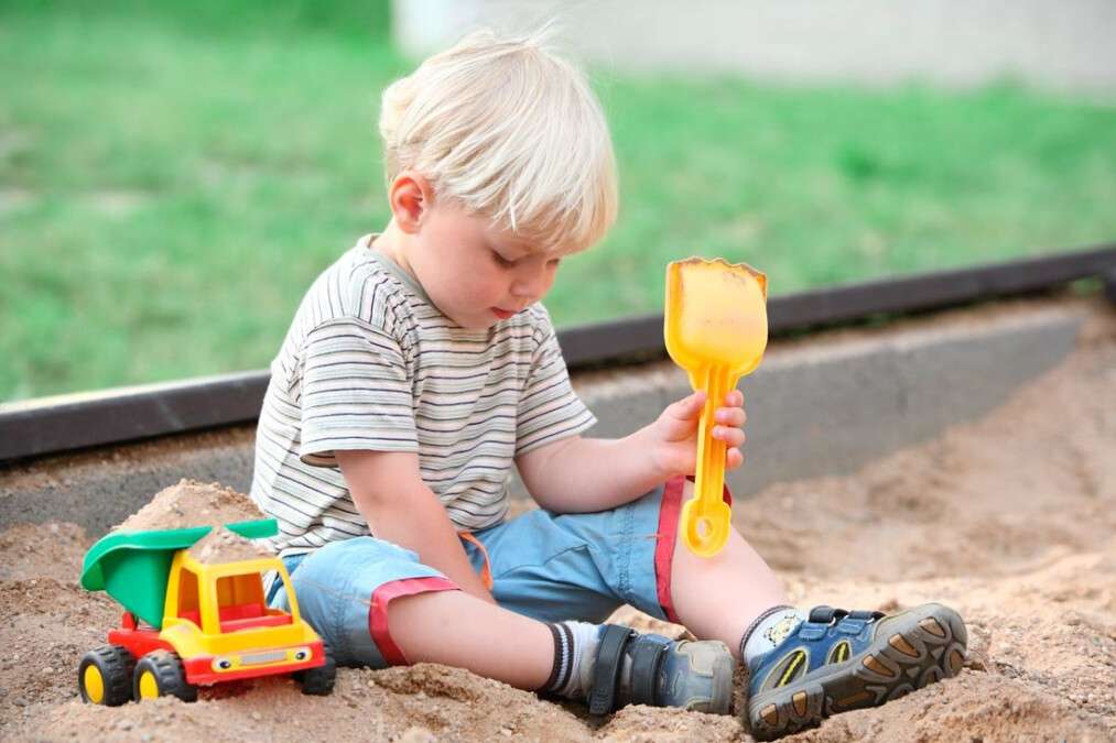 В Днепре на Батумской мужчина регулярно забирает песок из детской песочницы