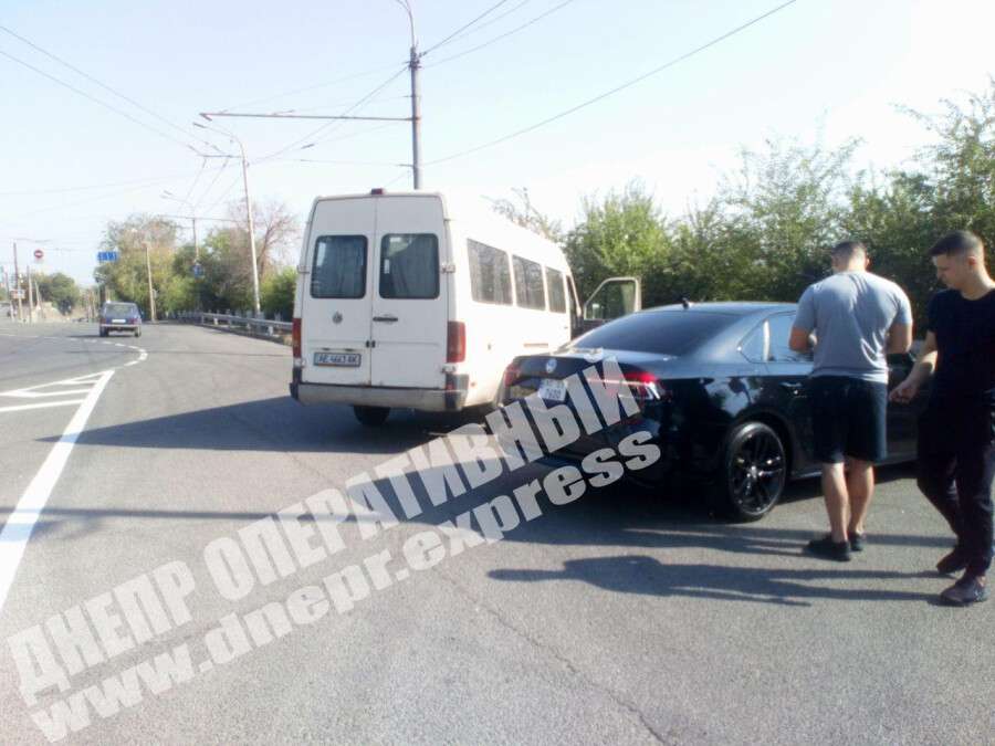В Днепре на Дмитрия Яворницкого микроавтобус врезался в Volkswagen, фото. Новости Днепра