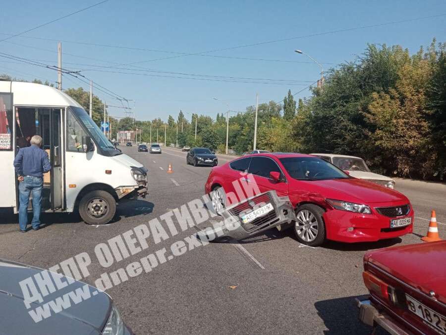 В Днепре на Запорожском шоссе маршрутка врезалась в Honda, видео момента ДТП. Ноовсти Днепра