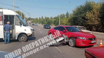 В Днепре на Запорожском шоссе маршрутка врезалась в Honda, видео момента ДТП. Ноовсти Днепра