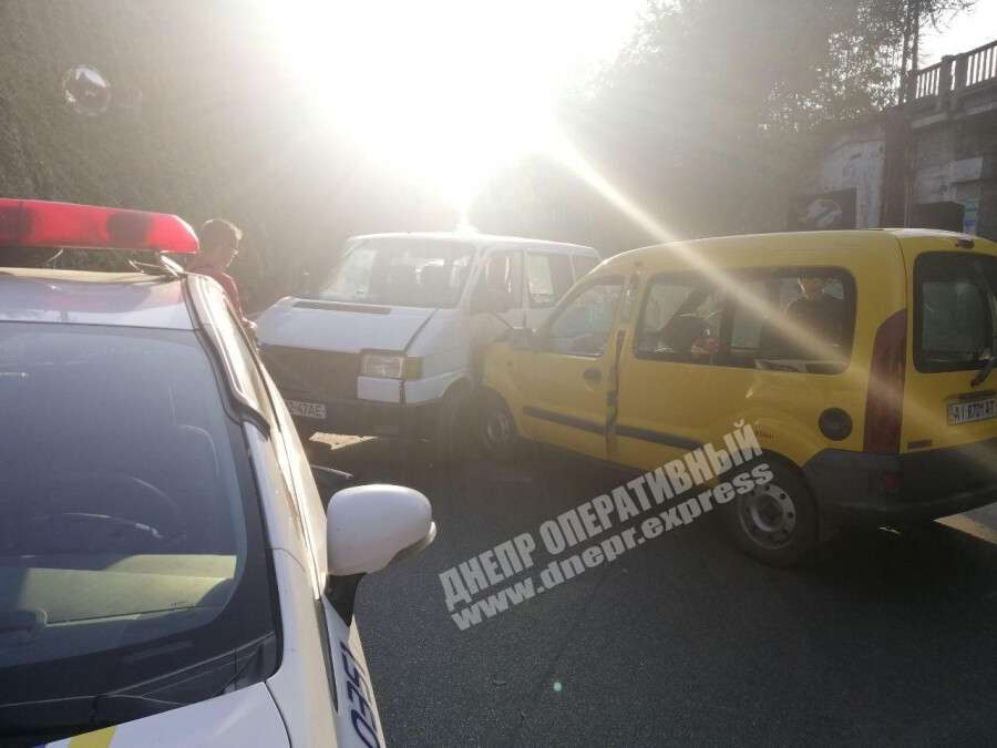 В Днепре на перекрестке Renault врезался в микроавтобус: есть пострадавший