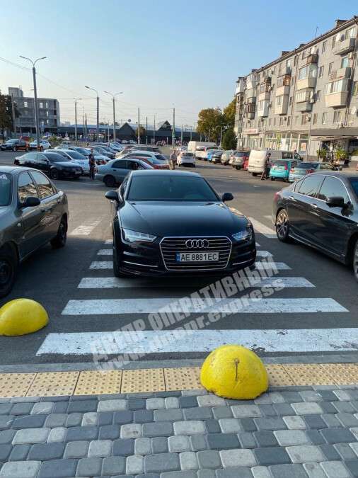 В Днепре автохам на Audi припарковался на "зебре" прямо напротив входа в ТЦ "Neo Plaza"