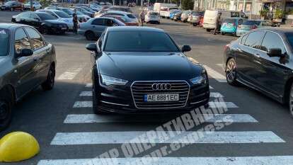 В Днепре автохам на Audi припарковался на "зебре" прямо напротив входа в ТЦ "Neo Plaza"