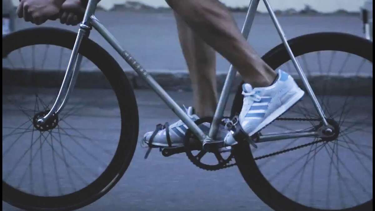 В центре Днепра велосипедист наехал на ливневку и упал: его забрали в больницу (видео)