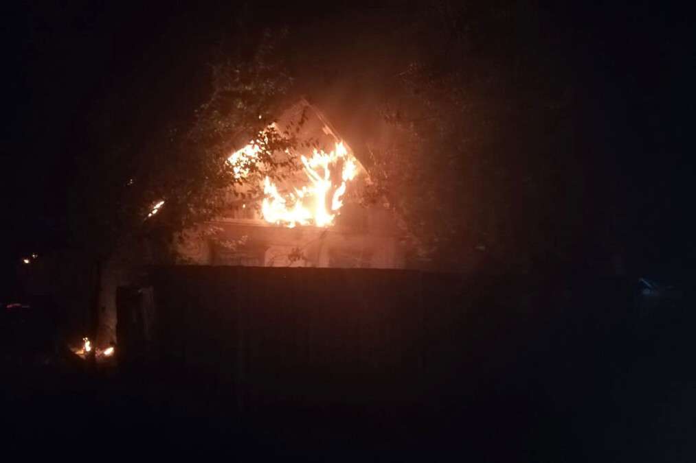 Под Днепром на рассвете 7 пожарных тушили дом: фото
