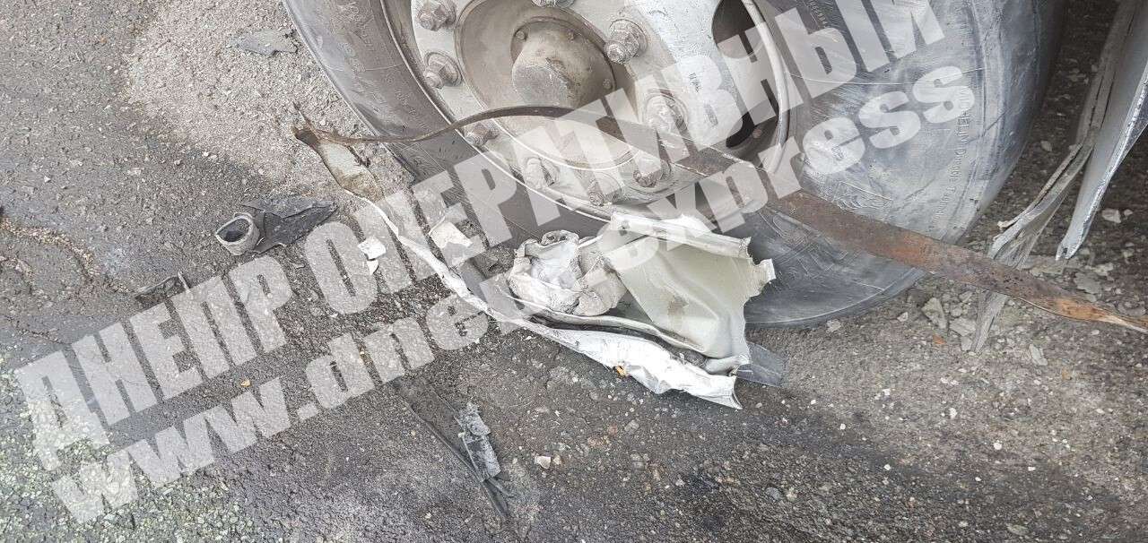 Под Днепром автомобиль ТМ «Мушкетер» врезался в две фуры: фото 
