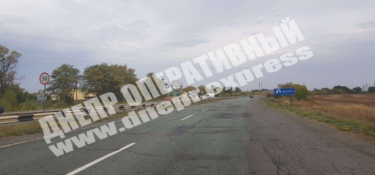 Под Днепром автомобиль ТМ «Мушкетер» врезался в две фуры: фото 