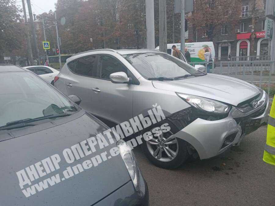 В Днепре на Титова Hyundai врезался в Subaru: видео момента ДТП. Новости Днепра