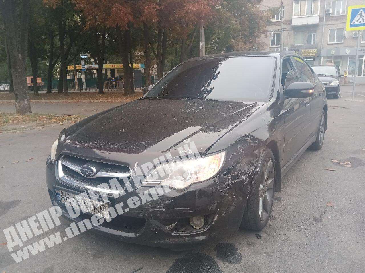 В Днепре на улице Титова сегодня, 28 сентября, произошло ДТП с участием двух иномарок: Hyundai и Subaru. Новости Днепра