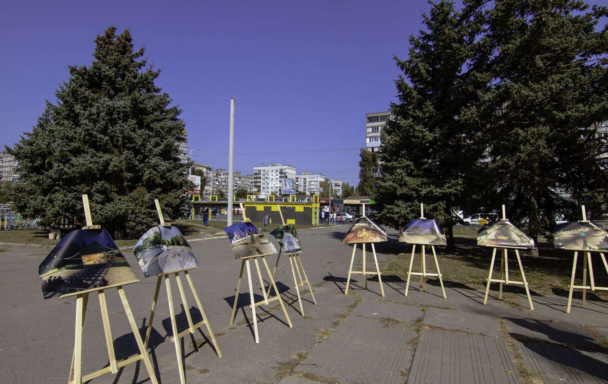 В Днепре с местными жителями обсудили проект комплексной реконструкции сквера на углу ул. Калиновой и Образцова: фото