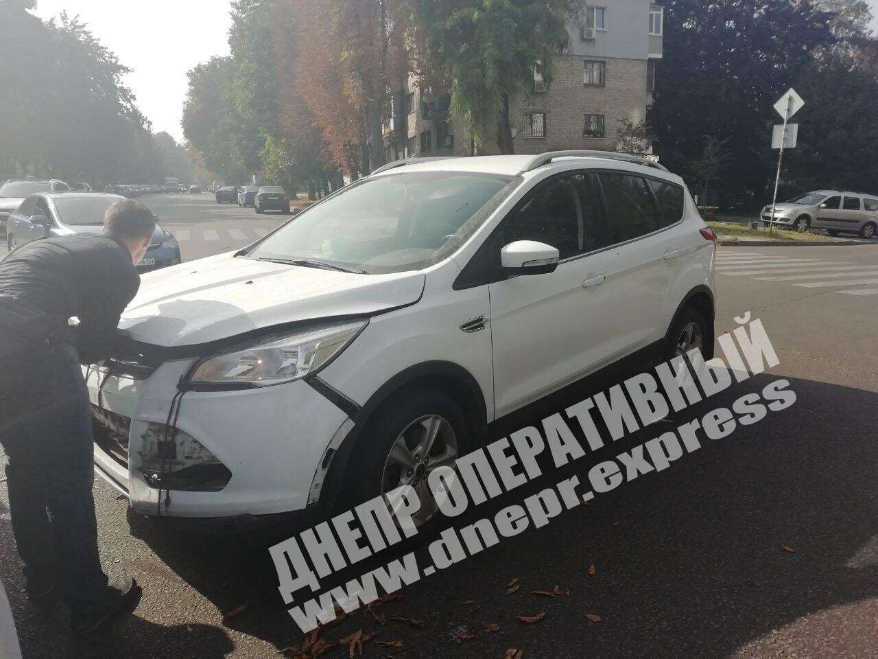 В Днепре на улице Херсонская сегодня, 28 сентября, автомобиль Renault Logan (такси Bolt) врезался в Ford Kuga. Видео момента ДТП. Новости Днепра