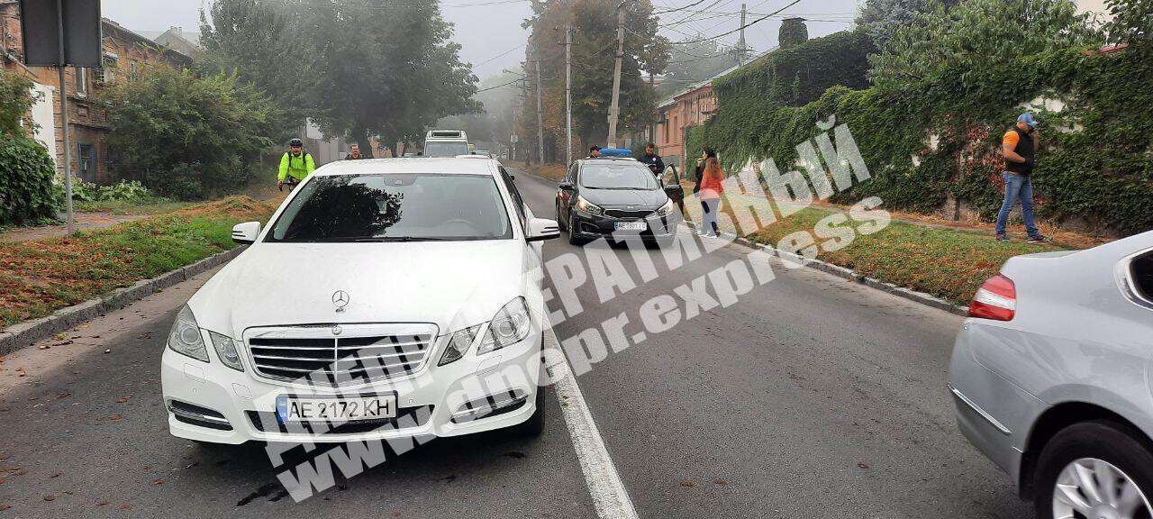 В Днепре на улице Сечевых Стрельцов сегодня, 28 сентября, столкнулись две иномарки: Mercedes и Kia. Новости Днепра