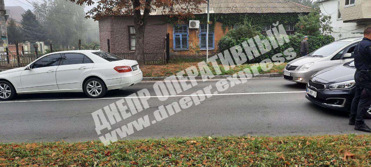 В Днепре на улице Сечевых Стрельцов сегодня, 28 сентября, столкнулись две иномарки: Mercedes и Kia. Новости Днепра