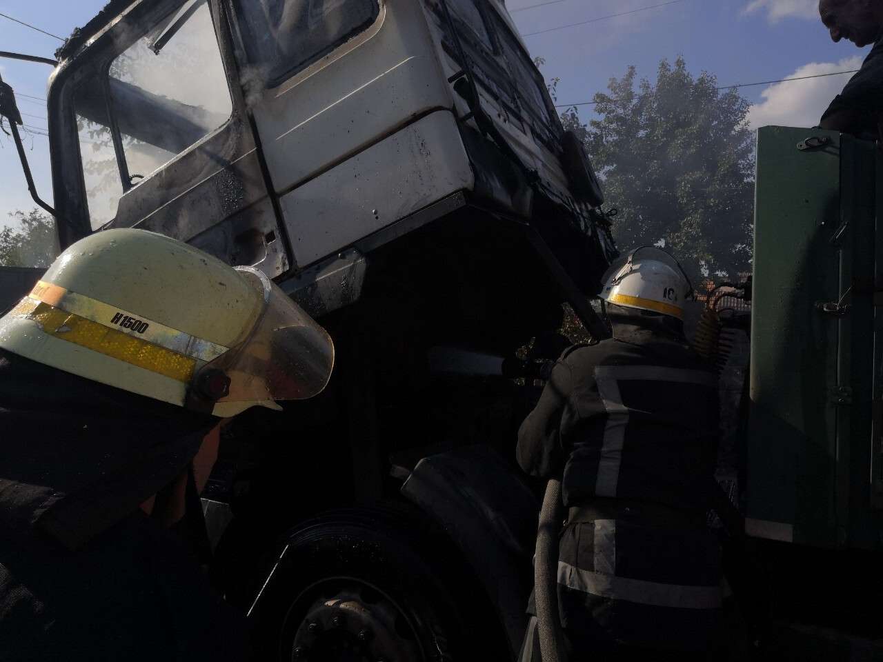 Под Днепром случился пожар в кабине грузовика: фото