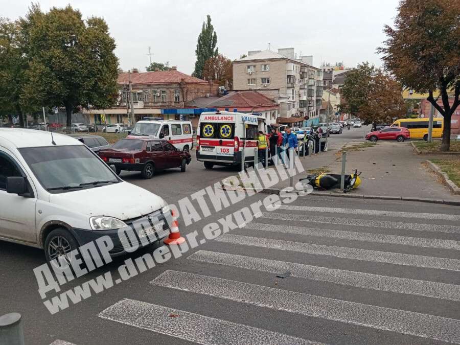 В Днепре на Святослава Хороброго Opel сбил курьера Glovo, видео момента ДТП. Новости Днепра