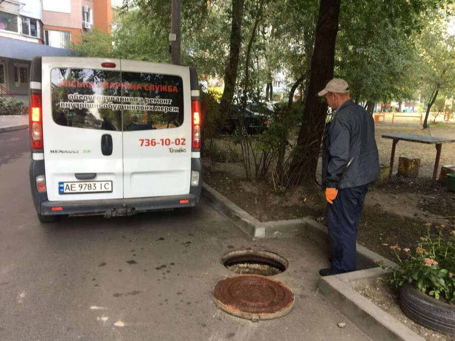 Жители Днепра засоряют канализацию как специалисты устраняют проблему.JPG