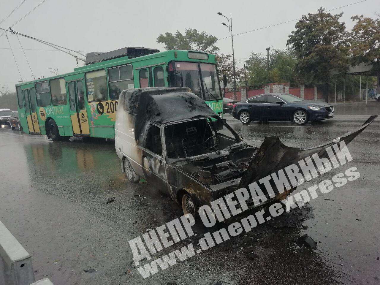 В Днепре на Слобожанском проспекте сегодня, 30 сентября, загорелся автомобиль ЗАЗ. Появилось видео момента. Ноовсти Днепра