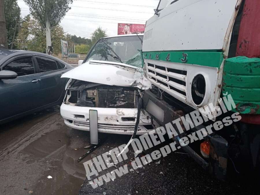 В Днепре микроавтобус влетел в КАМАЗ: мужчину госпитализировали. Фото. Новости Днепра