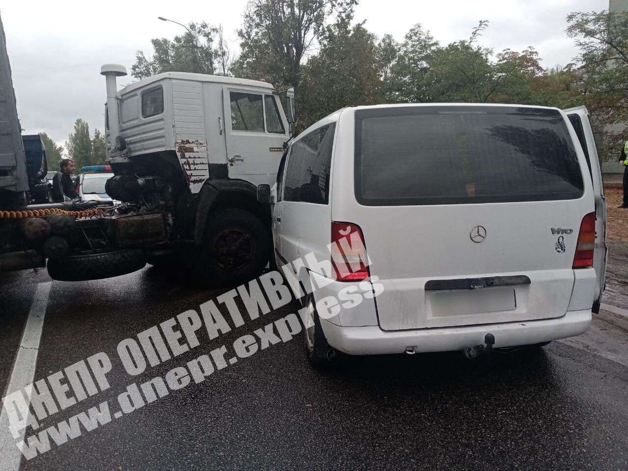 В Днепре на улице 20-летия Победы сегодня, 30 сентября, микроавтобус Mercedes-Benz Vito врезался в грузовой автомобиль «КАМАЗ». Новости Днепра